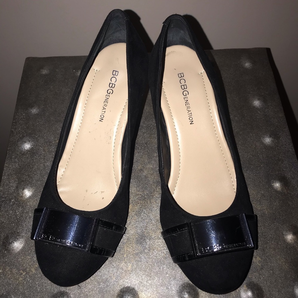 BCBG Generation suede wedge w/stylish buckle